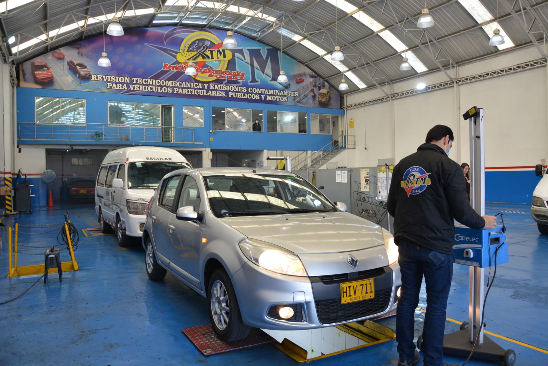 Prueba de emisiones a un vehículo liviano en CDA REVITEC Bogotá