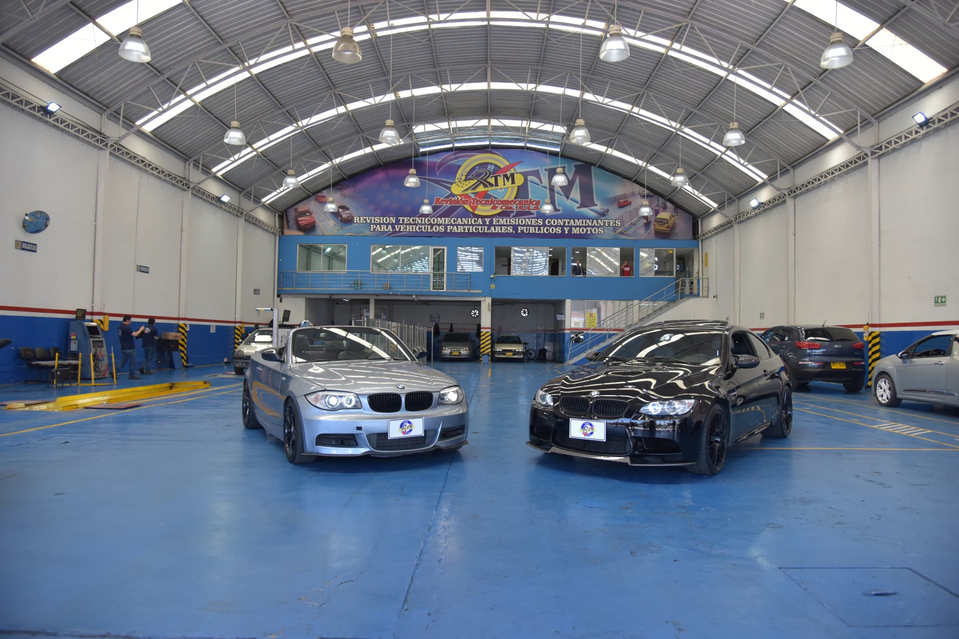 Vehículos deportivos dentro de la nave de inspección de CDA REVITEC Bogotá